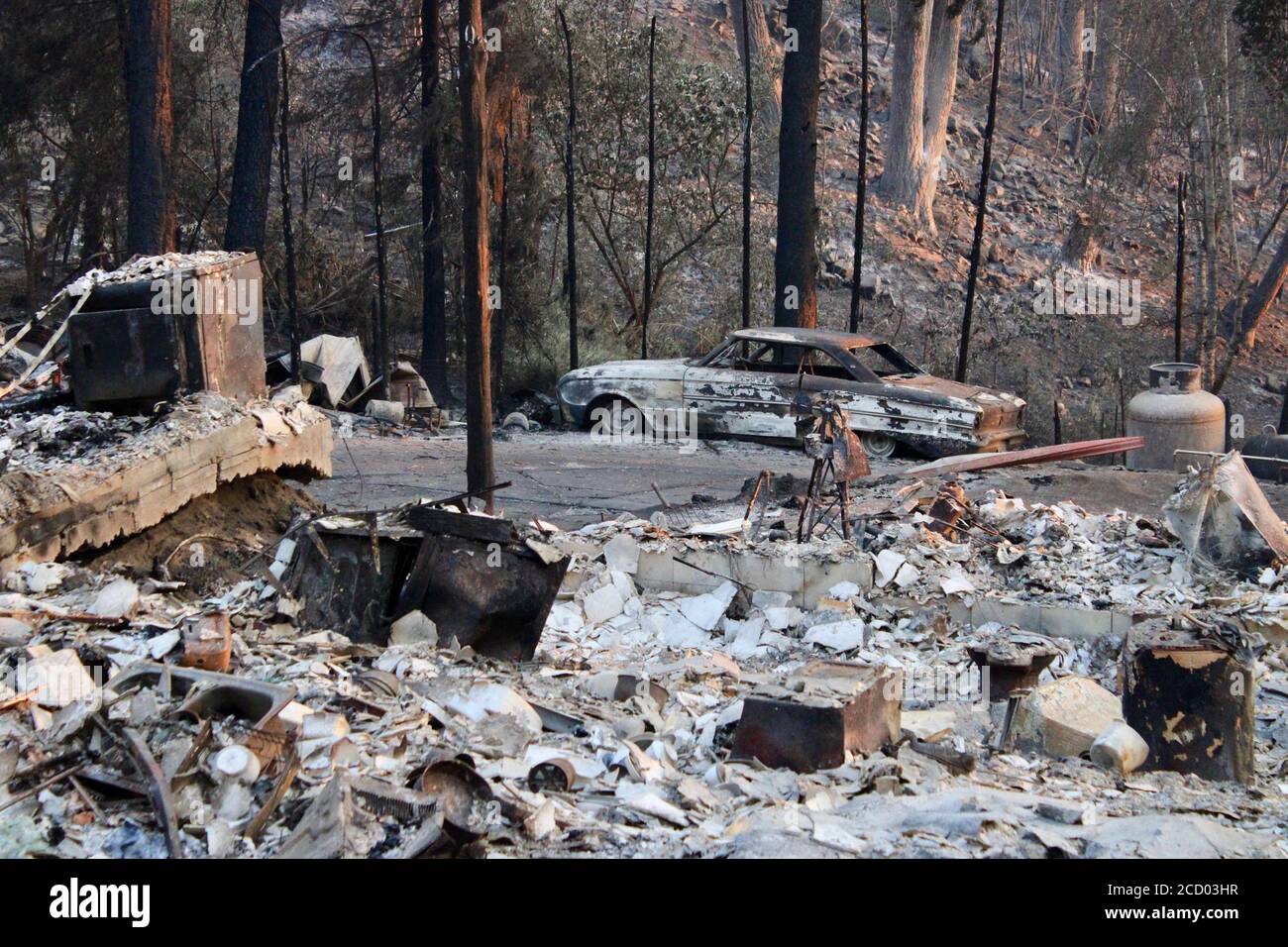 Santa Cruz County, Kalifornien, USA. August 2020. Zerstörtes Haus auf Empire Grade Road, in der Bonny Doon Nachbarschaft, erreichbar vom Highway 1 (Cabrillo Highway). Mehr als 200 Häuser wurden zerstört und viele andere beschädigt in der CZU Blitzenkomplex Feuer. Quelle: Amy Katz/ZUMA Wire/Alamy Live News Stockfoto