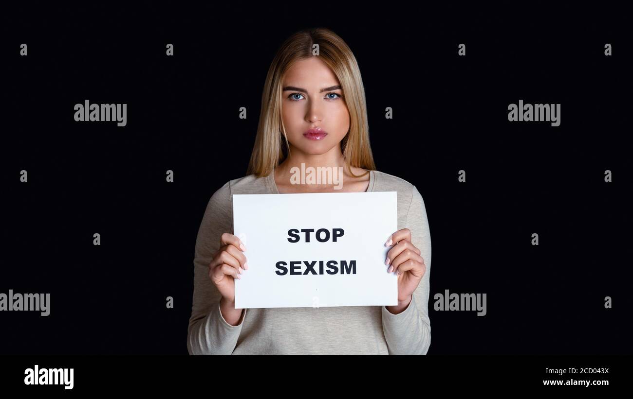 Chancengleichheit für Frauen und Männer. Trauriges Mädchen hält Schild mit Inschrift Stop Sexismus Stockfoto
