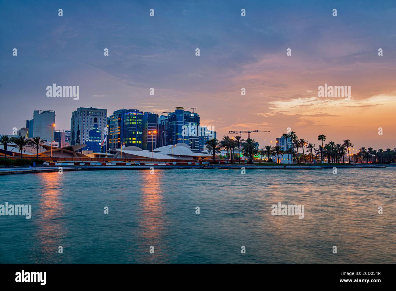 Blick auf die Skyline von Doha bei Sonnenuntergang Stockfoto