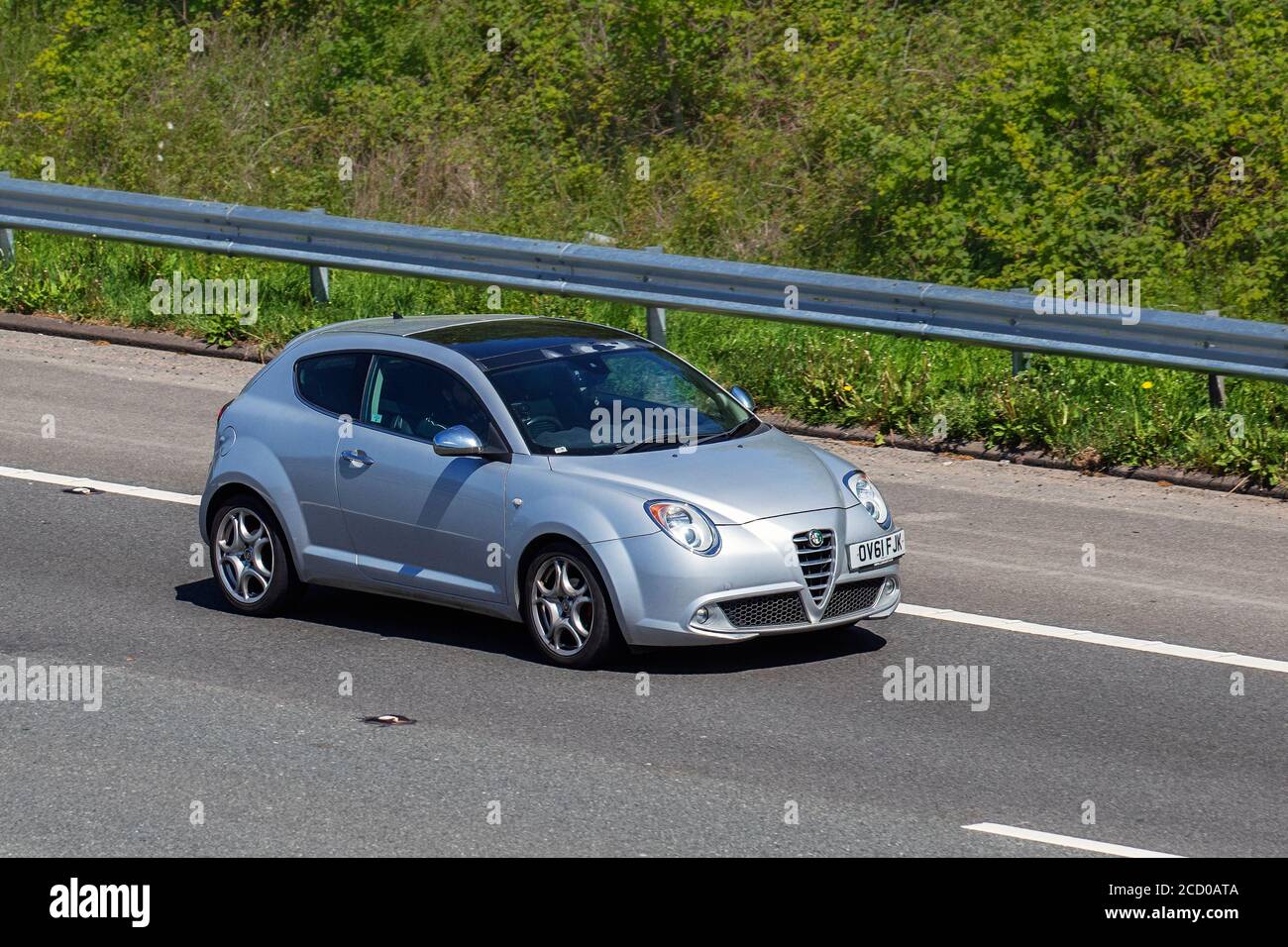 Alfa Romeo Mito Unterscheidungskraft M-Air TB; Fahrzeugverkehr bewegte Fahrzeuge, Autos fahren Fahrzeug auf britischen Straßen, Motoren, Fahren auf der Autobahn M6-Netz. Stockfoto