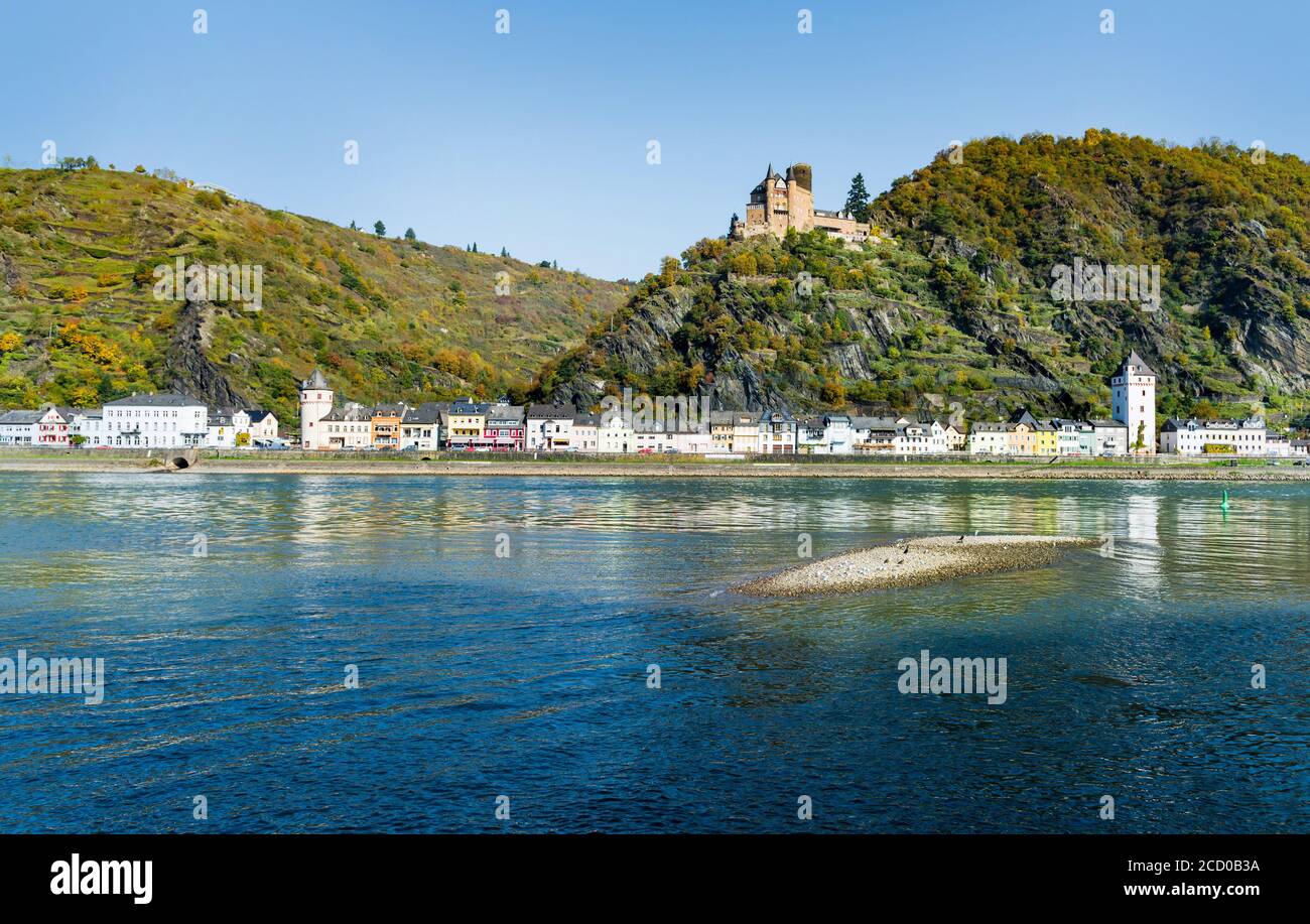 Sonniger Blick auf das Dorf Sankt Goarshausen mit weißen Häusern am Rhein in Deutschland und einem Schloss auf einem Hügel über dem Dorf. Stockfoto