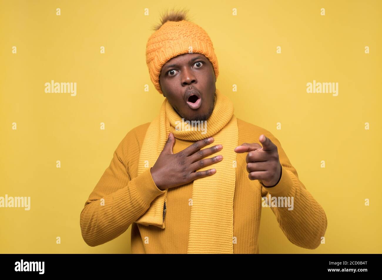 Afrikanischer Mann, der mit seinem Zeigefinger auf die Kamera zeigt und wütend schaut Stockfoto