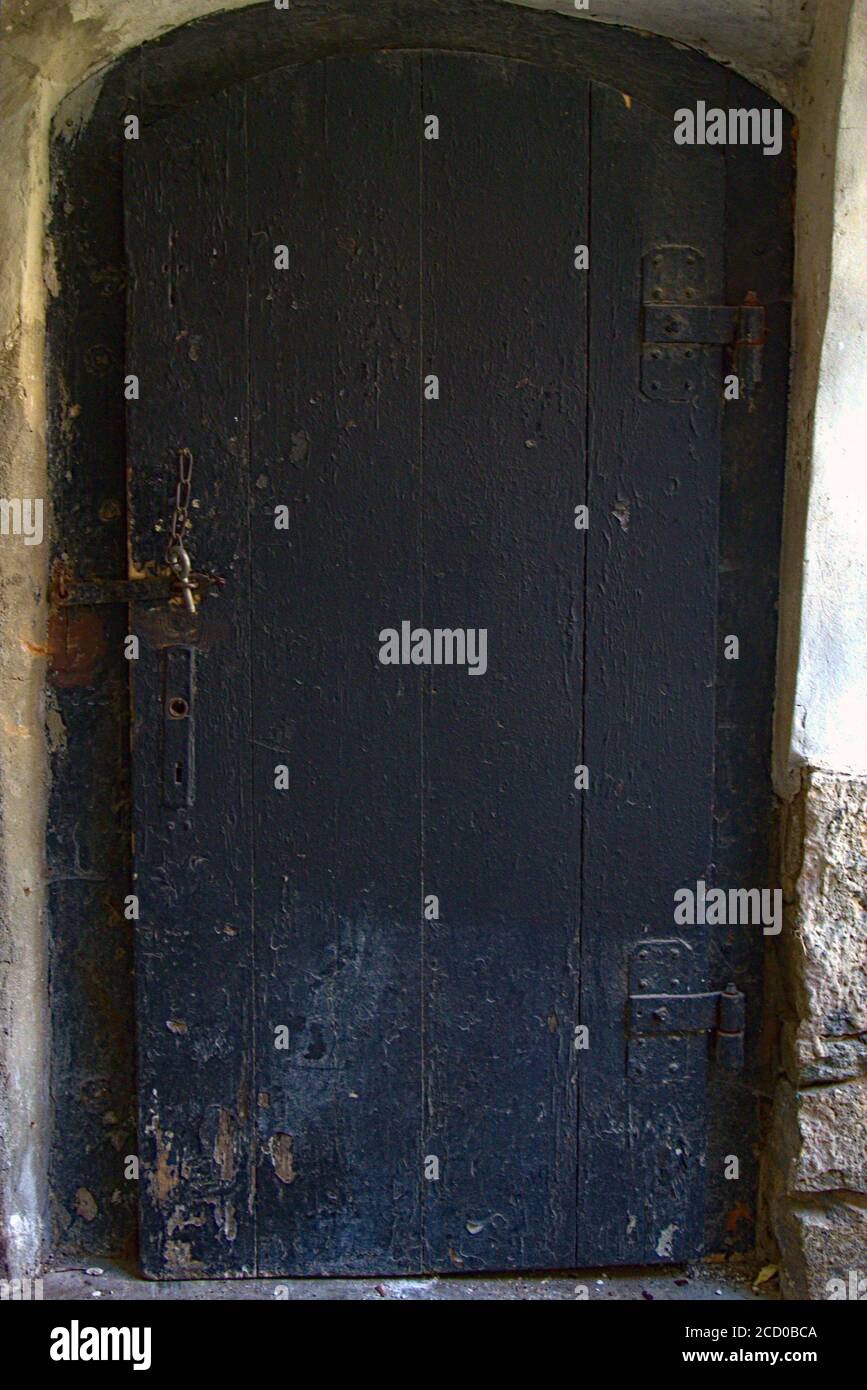 Eine dunkle Holztür in gewölbter Form Stockfoto