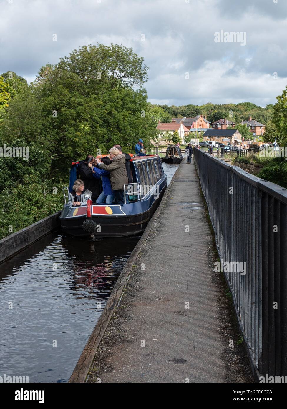 Ein Schmalboot über das Pontcysyllte Aquädukt auf dem Llangollen Kanal In der Nähe des Dorfes Cefn-mawr in Nord-Wales Großbritannien Stockfoto