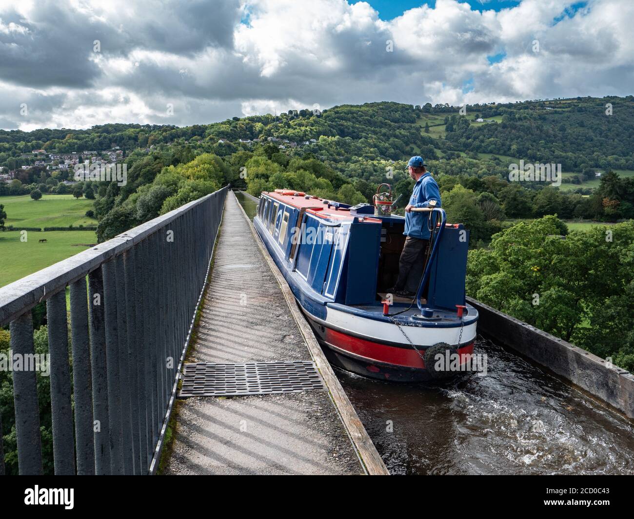 Ein Schmalboot über das Pontcysyllte Aquädukt auf dem Llangollen Kanal In der Nähe des Dorfes Cefn-mawr in Nord-Wales Großbritannien Stockfoto