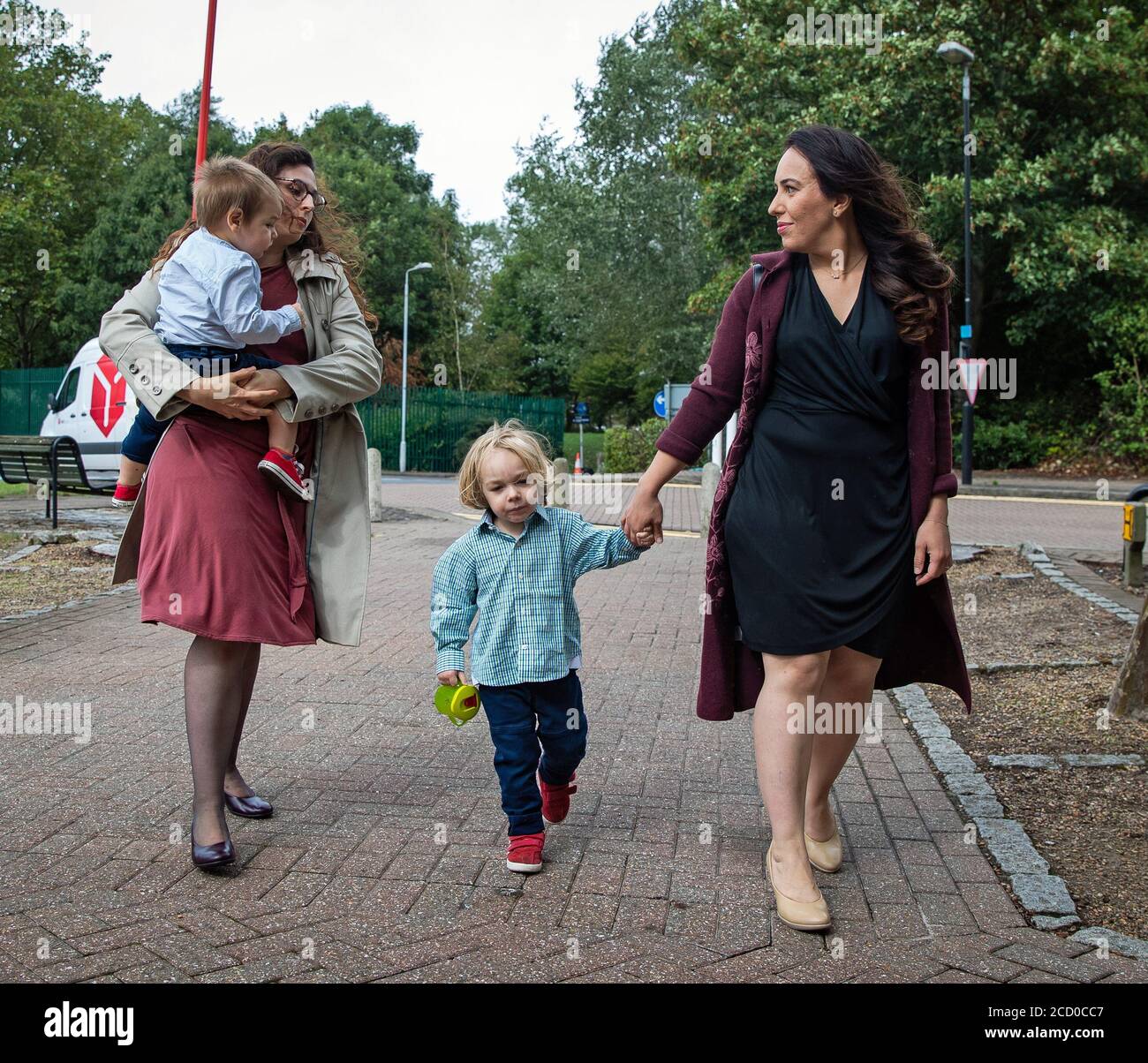 Stella Moris (rechts) und die Söhne Gabriel (Mitte) und Max (links, getragen) kommen im Belmarsh Gefängnis an, um ihren Partner und ihren Vater Julian Assange zu besuchen. Stockfoto