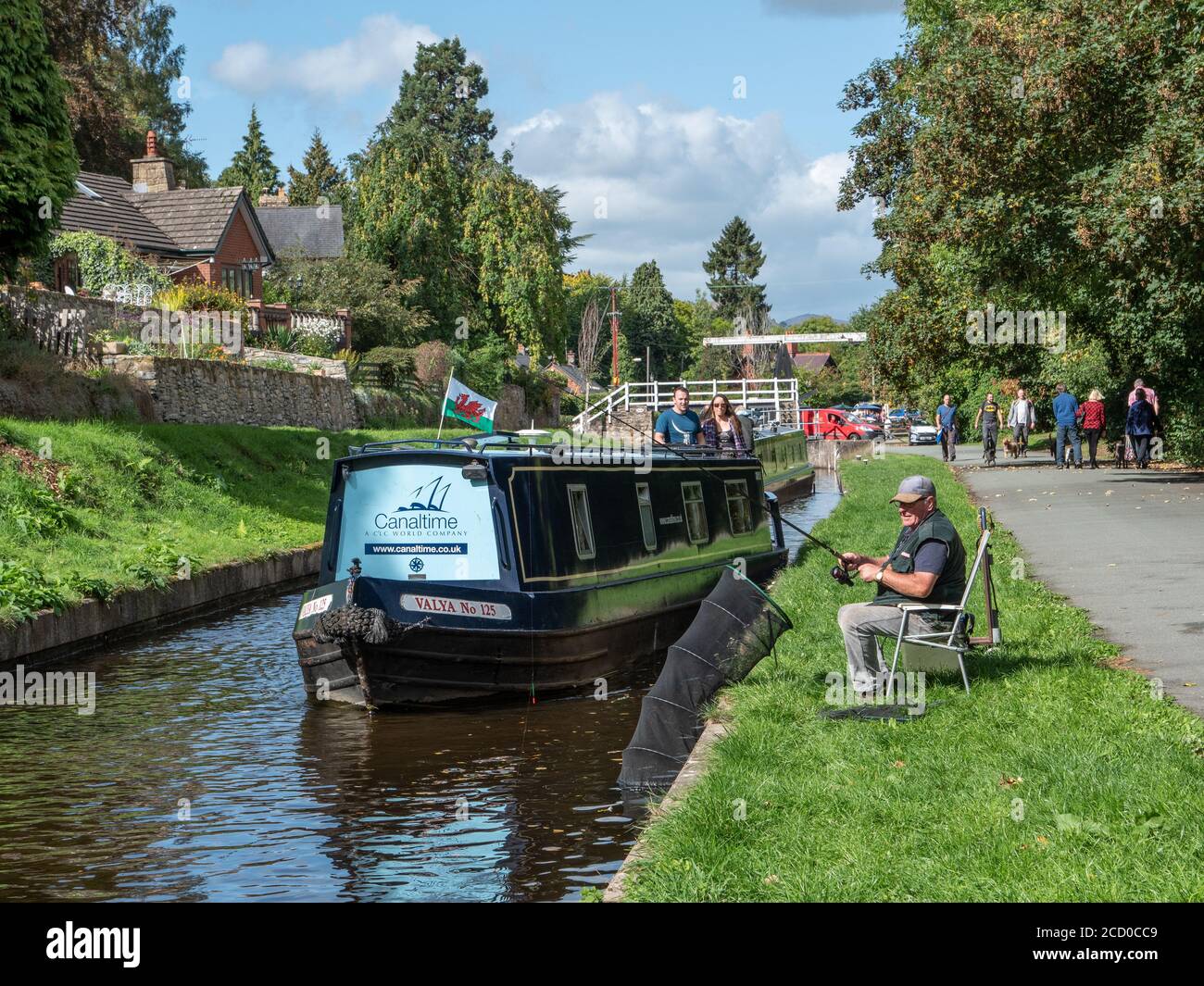 Narrowboats, die entlang des Llangollen und Shropshire Union Canal in der Nähe von Cefn-mawr und Llangollen North Wales UK fahren. Stockfoto