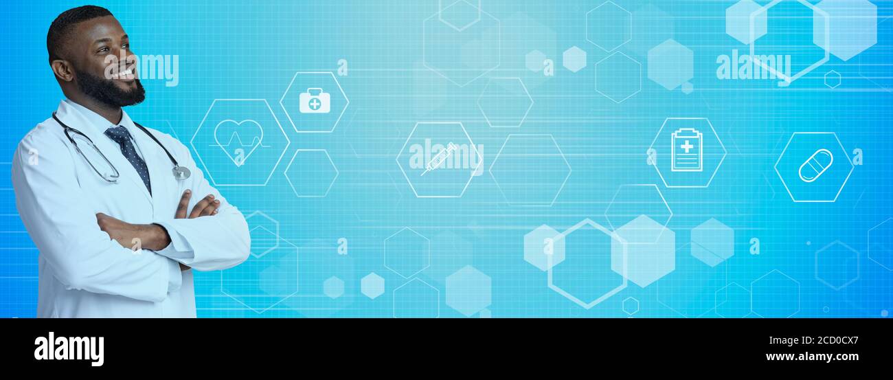 Happy African American Therapeut in weißem Labormantel auf blauem Hintergrund, Collage mit medizinischen Symbolen. Speicherplatz kopieren Stockfoto