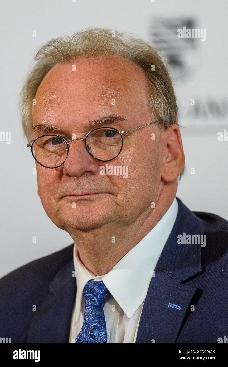 25. August 2020, Sachsen-Anhalt, Magdeburg: Reiner Haseloff (CDU), Ministerpräsident von Sachsen-Anhalt, spricht anlässlich der Kabinettssitzung bei einer Pressekonferenz im Bundeskanzleramt. Sachsen-Anhalt plant eine allmähliche Wiederkehr der Fans in Stadien, Sport- und Konzerthallen. Entsprechende Regelungen sollen in der nächsten Corona-Verordnung des Staates festgelegt werden. Nach Ansicht Haseloff sollte es keine starren, einheitlichen nationalen Regelungen geben. Vielmehr sollte es vom Auftreten einer Infektion abhängen, ob und wie viele Zuschauer möglich sind. Foto: Klaus-Dietmar Gabbert/dpa-Zentralbild/dpa Stockfoto