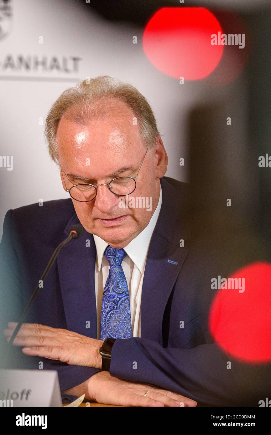 25. August 2020, Sachsen-Anhalt, Magdeburg: Reiner Haseloff (CDU), Ministerpräsident von Sachsen-Anhalt, spricht anlässlich der Kabinettssitzung bei einer Pressekonferenz im Bundeskanzleramt. Sachsen-Anhalt plant eine allmähliche Wiederkehr der Fans in Stadien, Sport- und Konzerthallen. Entsprechende Regelungen sollen in der nächsten Corona-Verordnung des Staates festgelegt werden. Nach Ansicht Haseloff sollte es keine starren, einheitlichen nationalen Regelungen geben. Vielmehr sollte es vom Auftreten einer Infektion abhängen, ob und wie viele Zuschauer möglich sind. Foto: Klaus-Dietmar Gabbert/dpa-Zentralbild/dpa Stockfoto