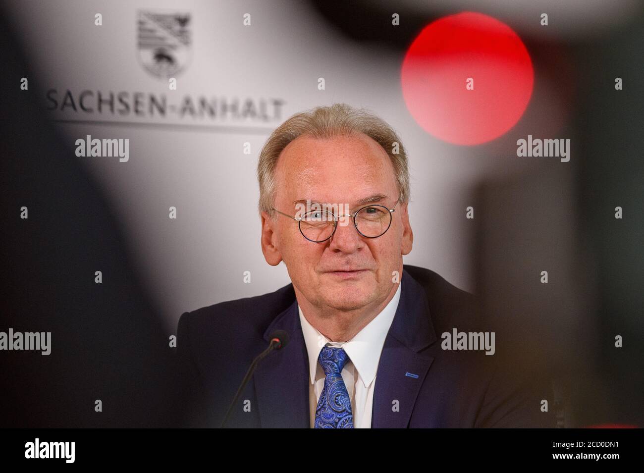 25. August 2020, Sachsen-Anhalt, Magdeburg: Reiner Haseloff (CDU), Ministerpräsident von Sachsen-Anhalt, spricht anlässlich der Kabinettssitzung bei einer Pressekonferenz im Bundeskanzleramt. Sachsen-Anhalt plant eine allmähliche Wiederkehr der Fans in Stadien, Sport- und Konzerthallen. Entsprechende Regelungen sollen in der nächsten Corona-Verordnung des Staates festgelegt werden. Nach Ansicht Haseloff sollte es keine starren, einheitlichen nationalen Regelungen geben. Vielmehr sollte es vom Auftreten einer Infektion abhängen, ob und wie viele Zuschauer möglich sind. Foto: Klaus-Dietmar Gabbert/dpa-Zentralbild/dpa Stockfoto