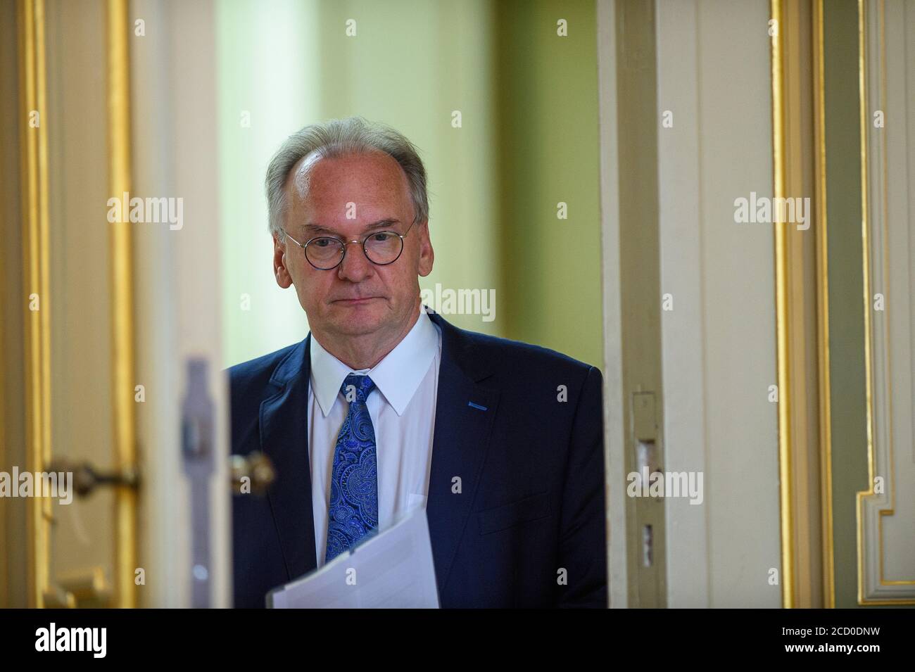 25. August 2020, Sachsen-Anhalt, Magdeburg: Reiner Haseloff (CDU), Ministerpräsident des Landes Sachsen-Anhalt, betritt den Festsaal der Staatskanzlei. Dort gab er eine Pressekonferenz zur Kabinettssitzung. Sachsen-Anhalt plant eine allmähliche Wiederkehr der Fans in Stadien, Sport- und Konzerthallen. Entsprechende Regelungen sollen in der nächsten Corona-Verordnung des Staates festgelegt werden. Nach Ansicht Haseloff sollte es keine starren, einheitlichen nationalen Regelungen geben. Vielmehr sollte es vom Auftreten einer Infektion abhängen, ob und wie viele Zuschauer möglich sind. Foto: Klaus-Dietmar Gabbert/dpa Stockfoto