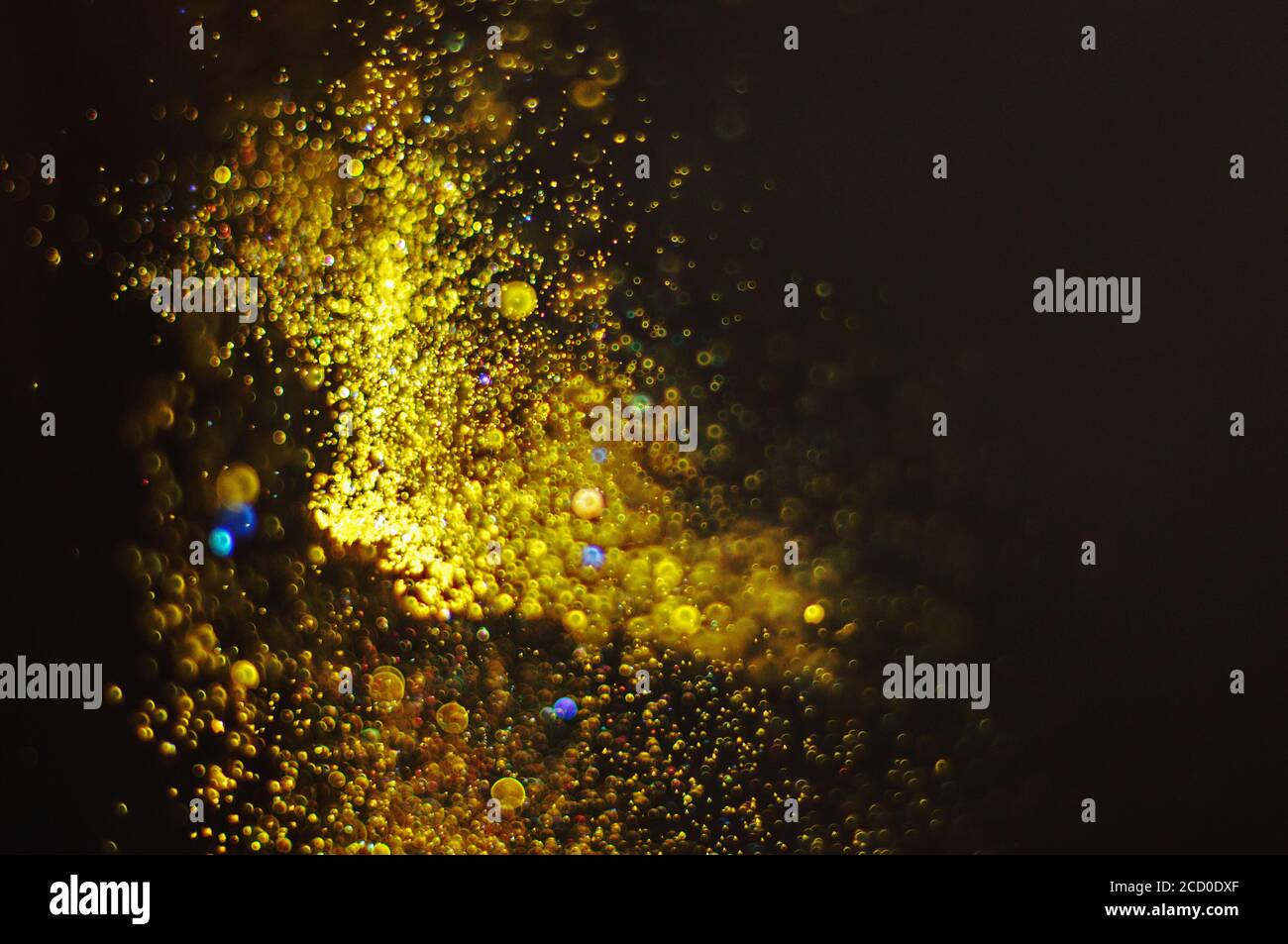 Abstrakter Hintergrund mit glitzernden unfokussierten Bokeh-Goldpartikeln Stockfoto