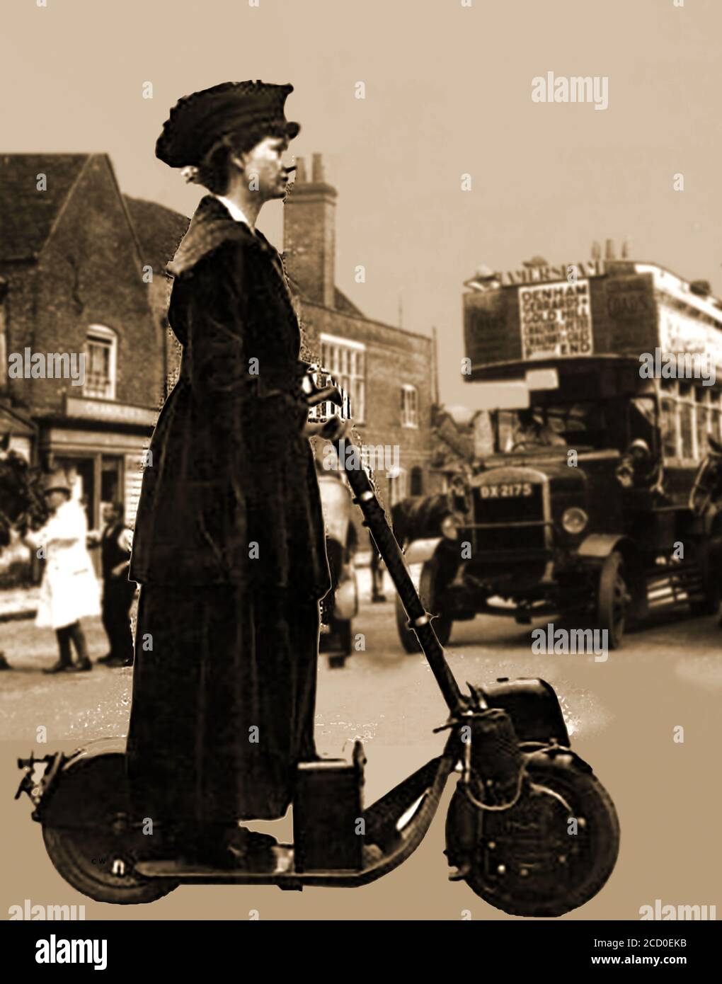 Ein (zusammengesetztes) Foto der Frauenrechtlerin Lady Florence Norman Frauenrechtlerin, die ein Autoped fährt, das weithin als der erste Motorroller anerkannt ist. Es wurde von der Autooped Company von Long Island City, New York, USA, zwischen 1915 und 1922 hergestellt. Es war auch bekannt als Krupp-Roller und wurde von Krupp in Deutschland von 1919 bis 1922 hergestellt. Florence Priscilla, Lady Norman, CBE JP (geb. McLaren - 1883 - 1964) . Im Ersten Weltkrieg leitete sie ein freiwilliges Krankenhaus in Wimereux, Frankreich und wurde mit dem Mons Star ausgezeichnet. Während des Zweiten Weltkriegs war sie als Autofahrerin für den Women's Voluntary Service in London tätig. Stockfoto