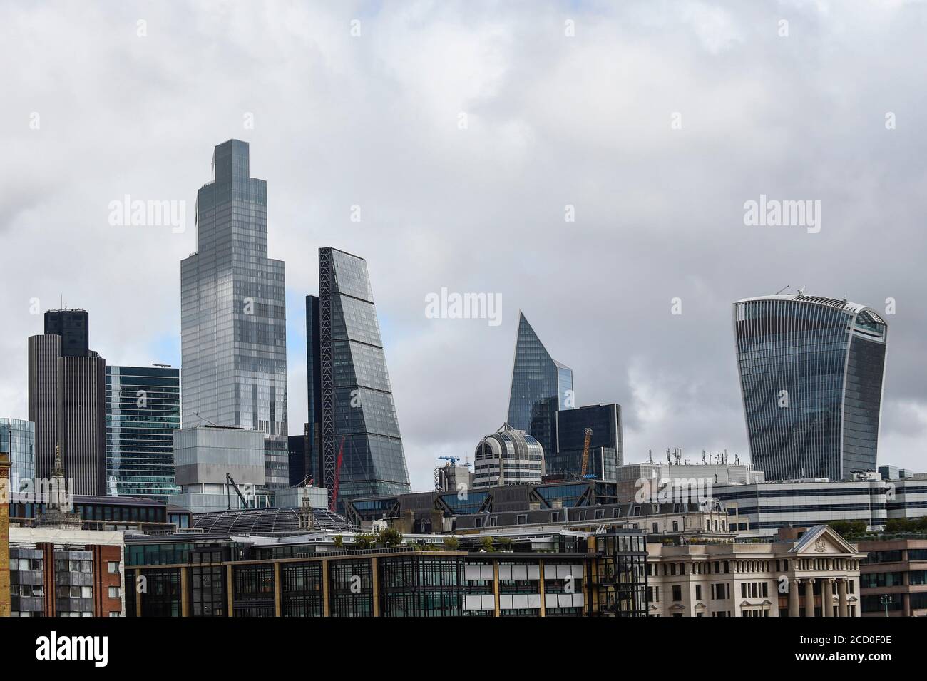 London, Großbritannien. 25. August 2020. UK Wetter : Dunkle Wolken über der City of London als Sturm Francis in Großbritannien ankommt. Nach einem Morgen mit starkem Regen, ist der Nachmittag gelegentliche Sonnenschein und zeitweise starke Windböen. Kredit: Stephen Chung / Alamy Live Nachrichten Stockfoto