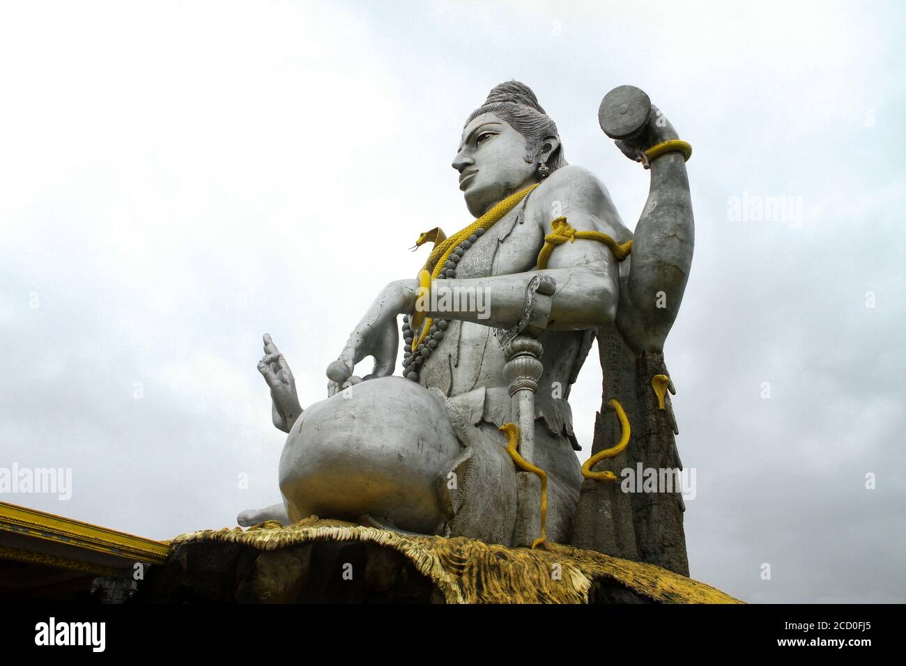 Das atemberaubende Bildnis von Shiva in Murudeshwar soll die zweithöchste Shiva-Statue der Welt sein, ein berühmtes Pilgerzentrum für Hindus. Stockfoto