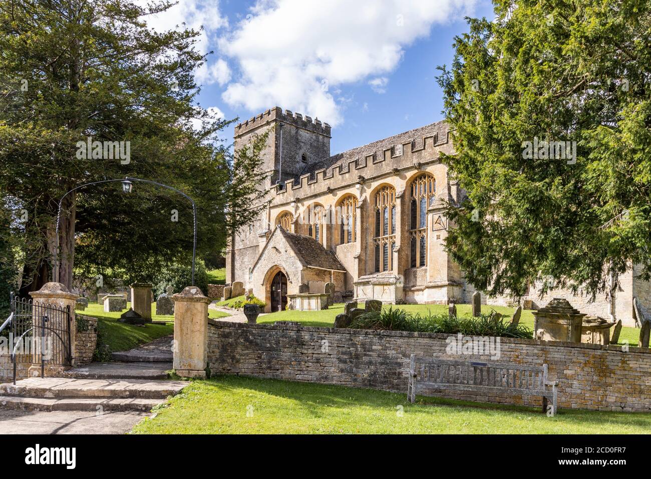 Die Kirche St. Andrew aus dem 12. Jahrhundert im Cotswold Dorf Chedworth, Gloucestershire UK Stockfoto