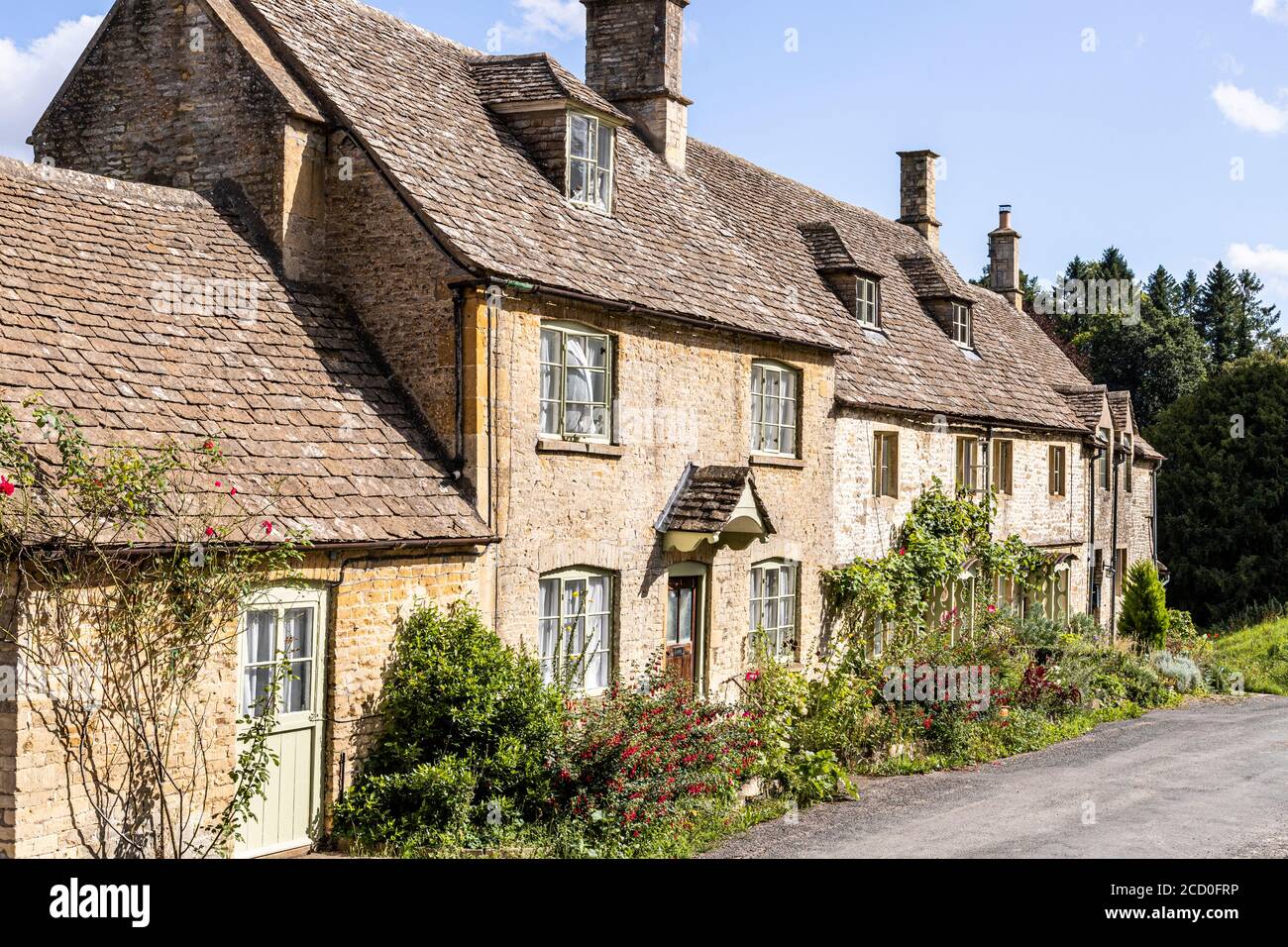 Church Row Cottages im Cotswold Dorf Chedworth, Gloucestershire Großbritannien Stockfoto