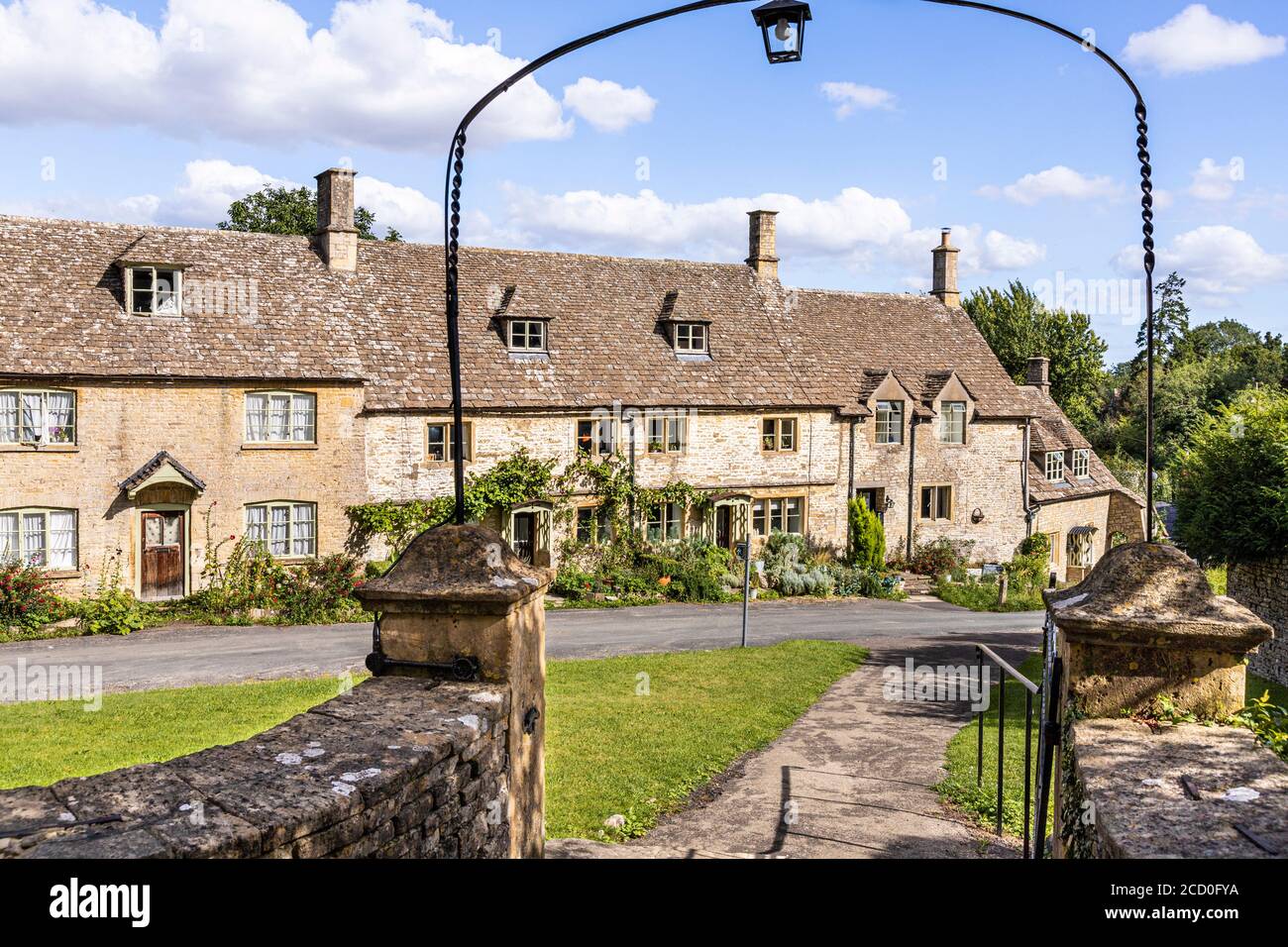 Church Row Cottages im Cotswold Dorf Chedworth, Gloucestershire Großbritannien Stockfoto