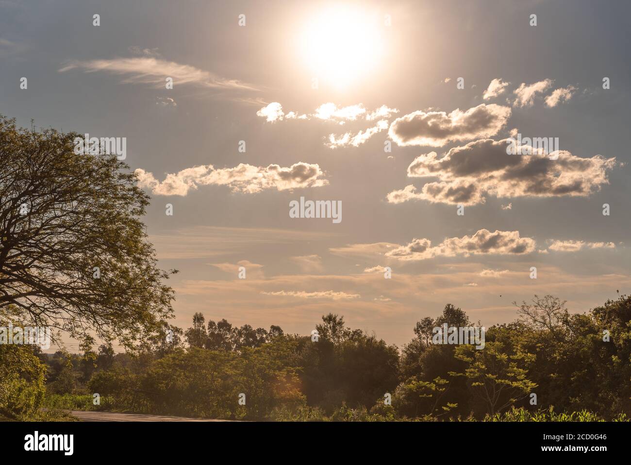 Ländliche Landschaft mit der Anwesenheit der Sonne zwischen Wolken irgendwo in Südamerika. Ländlicher Tourismus. Stockfoto