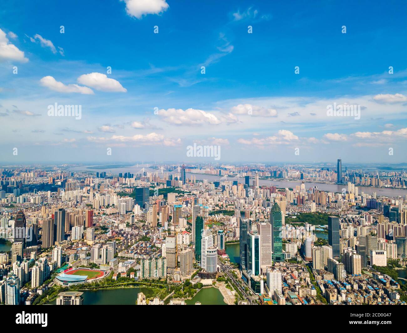 Luftaufnahme der Wuhan Skyline und Yangtze Fluss mit superhohen Wolkenkratzer im Bau in Wuhan Hubei China. Stockfoto