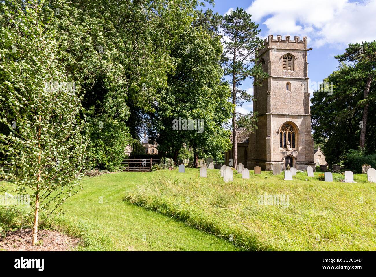 Die Kirche St. John the Evangelist neben Elkstone Manor im Cotswold Dorf Elkstone, Gloucestershire UK Stockfoto