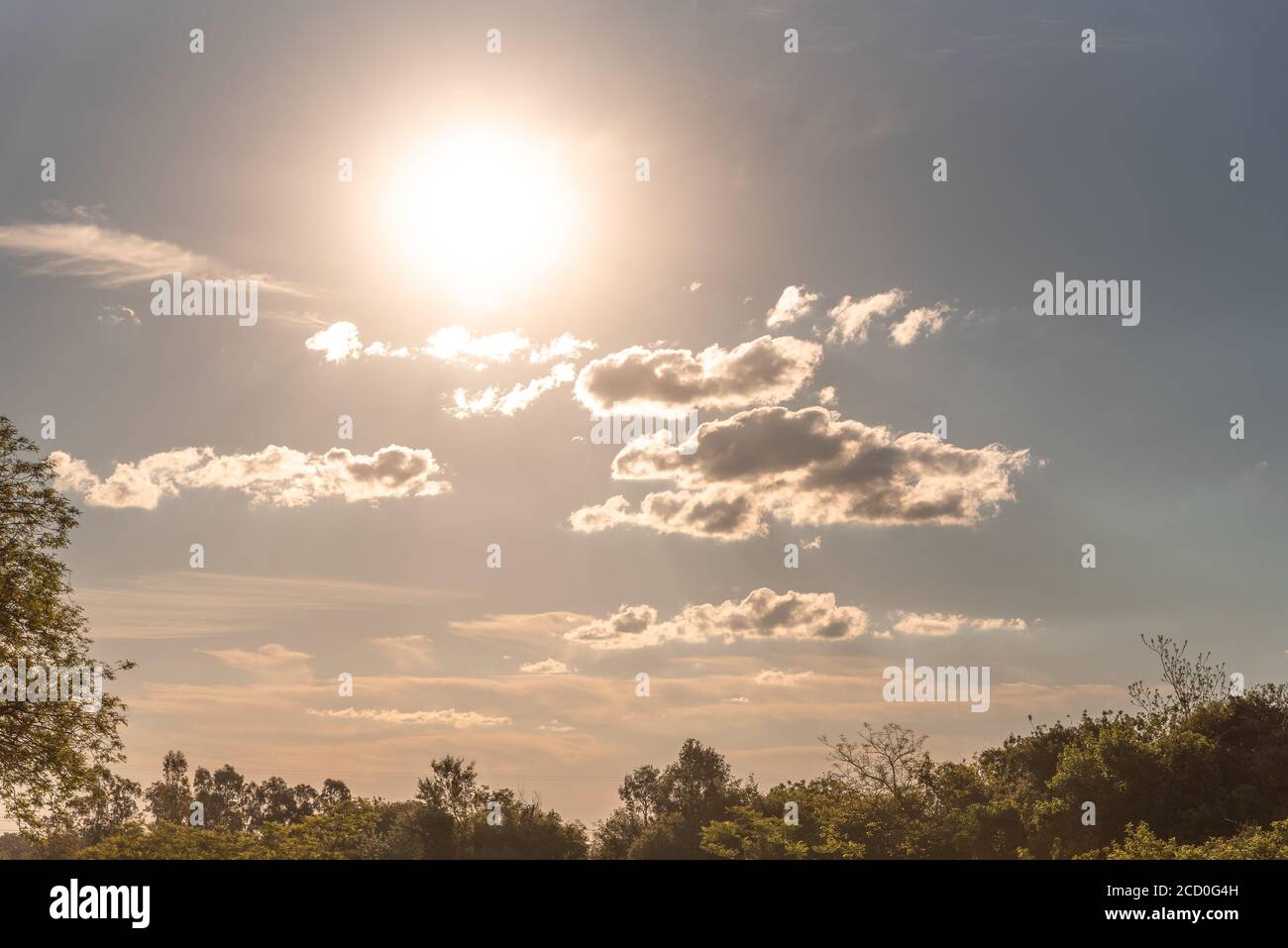 Ländliche Landschaft mit der Anwesenheit der Sonne zwischen Wolken irgendwo in Südamerika. Ländlicher Tourismus. Stockfoto