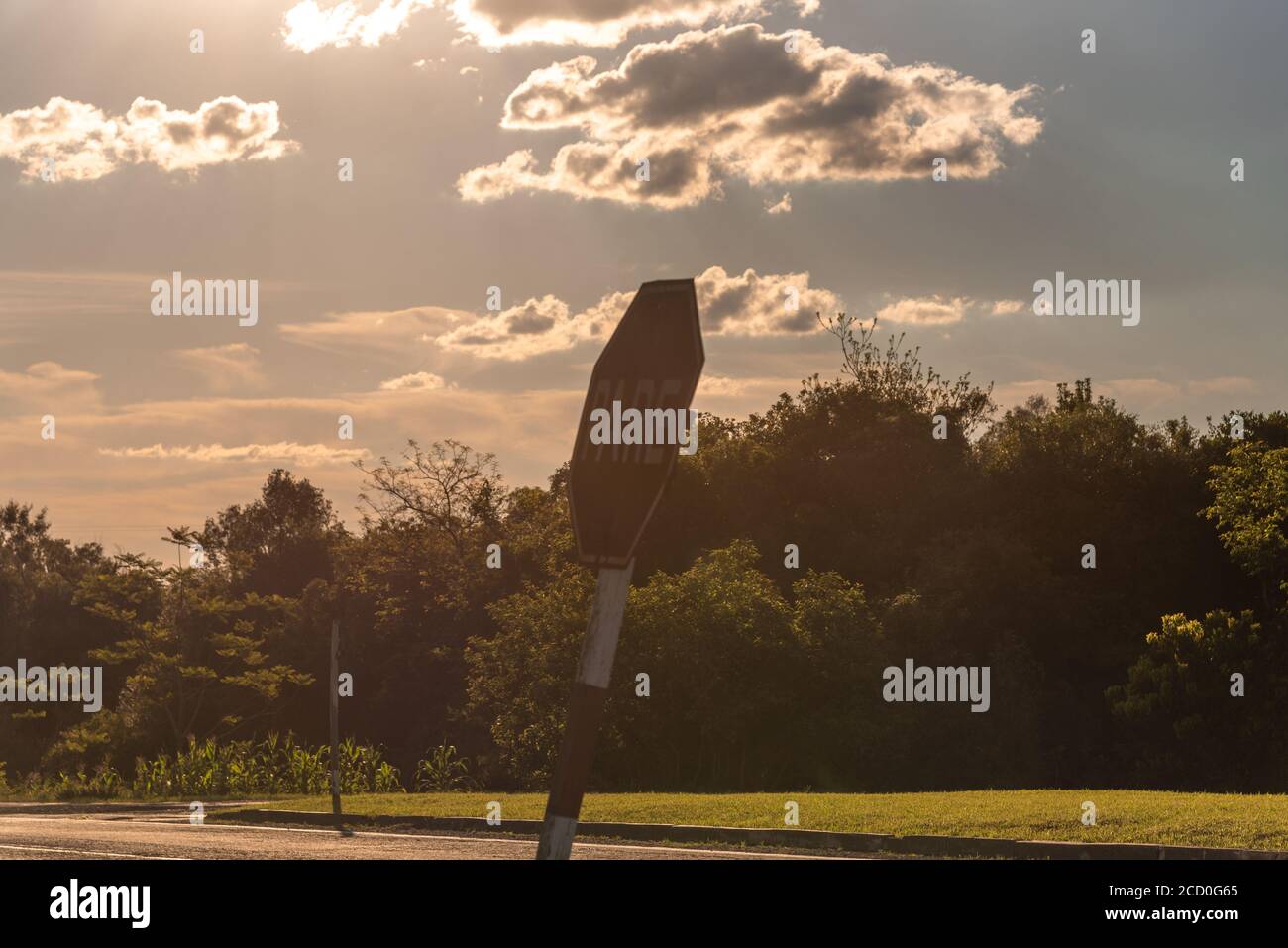 Ländliche Landschaft mit der Anwesenheit der Sonne zwischen Wolken irgendwo in Südamerika. Ländlicher Tourismus. Stockfoto