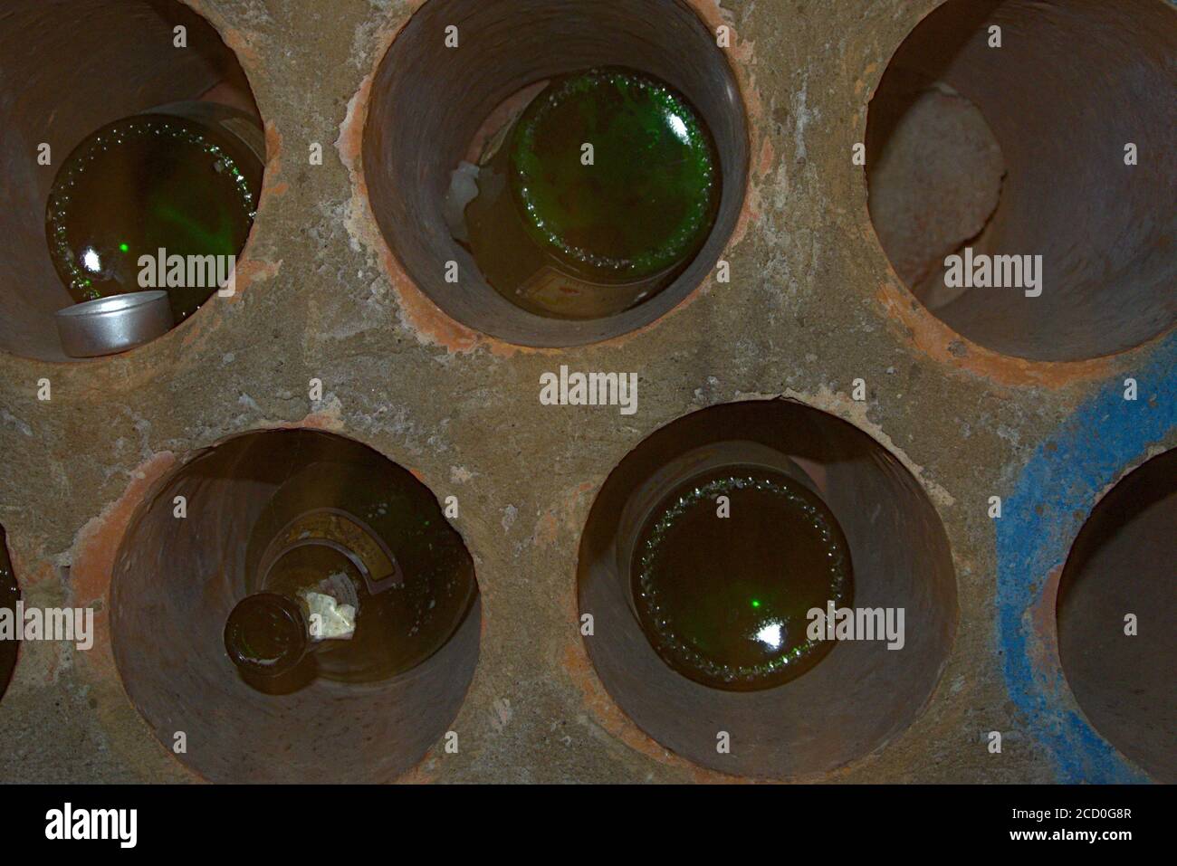 Eine Nahaufnahme eines schweren Weinhalters mit einem Einige Flaschen werden darin aufbewahrt Stockfoto