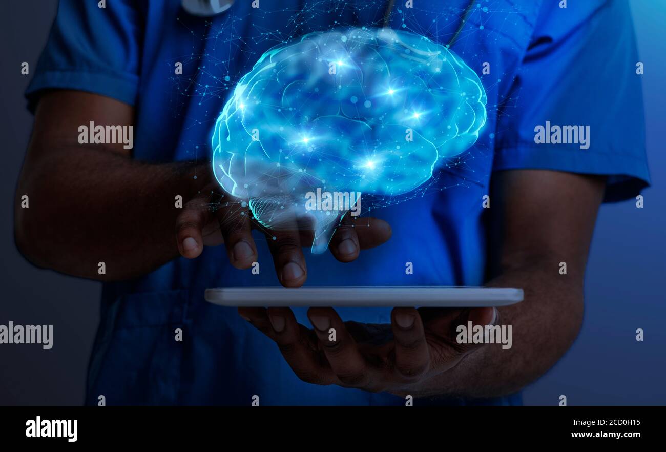 Wissenschaft Technologien und Medizin. Schwarzer Arzt hält Tablet-Computer mit holographischem Gehirn über Bildschirm, Collage Stockfoto