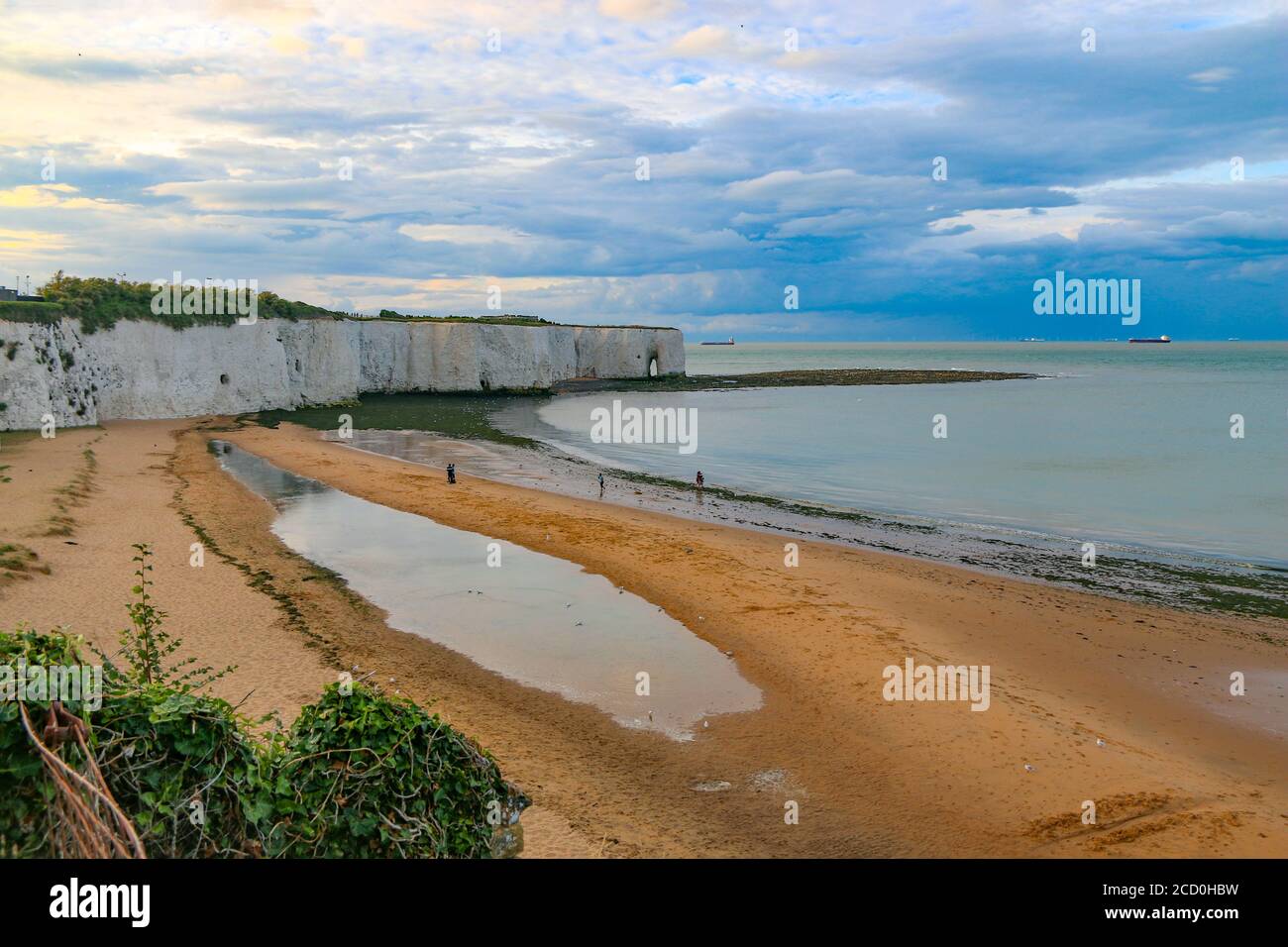 Erodierter Felsbogen am Kingsgate Beach, in der Nähe von Broadstairs, Kent, Südostengland in der Abenddämmerung Stockfoto