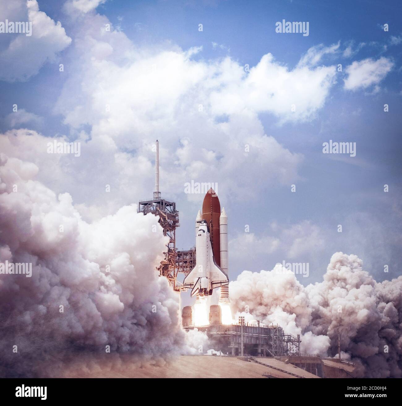 Space Shuttle startet vom Weltraumbahnhof. Elemente dieses Bildes, die von der NASA eingerichtet wurden Stockfoto