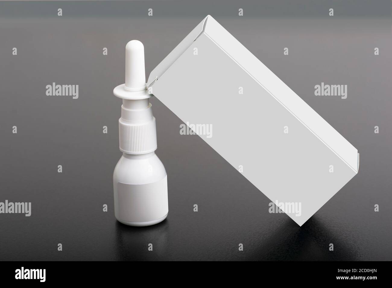 Nasenspray mit leerer Box, bearbeitbare Modell-up-Serie Vorlage bereit für Ihr Design, Auswahlpfad enthalten. Stockfoto