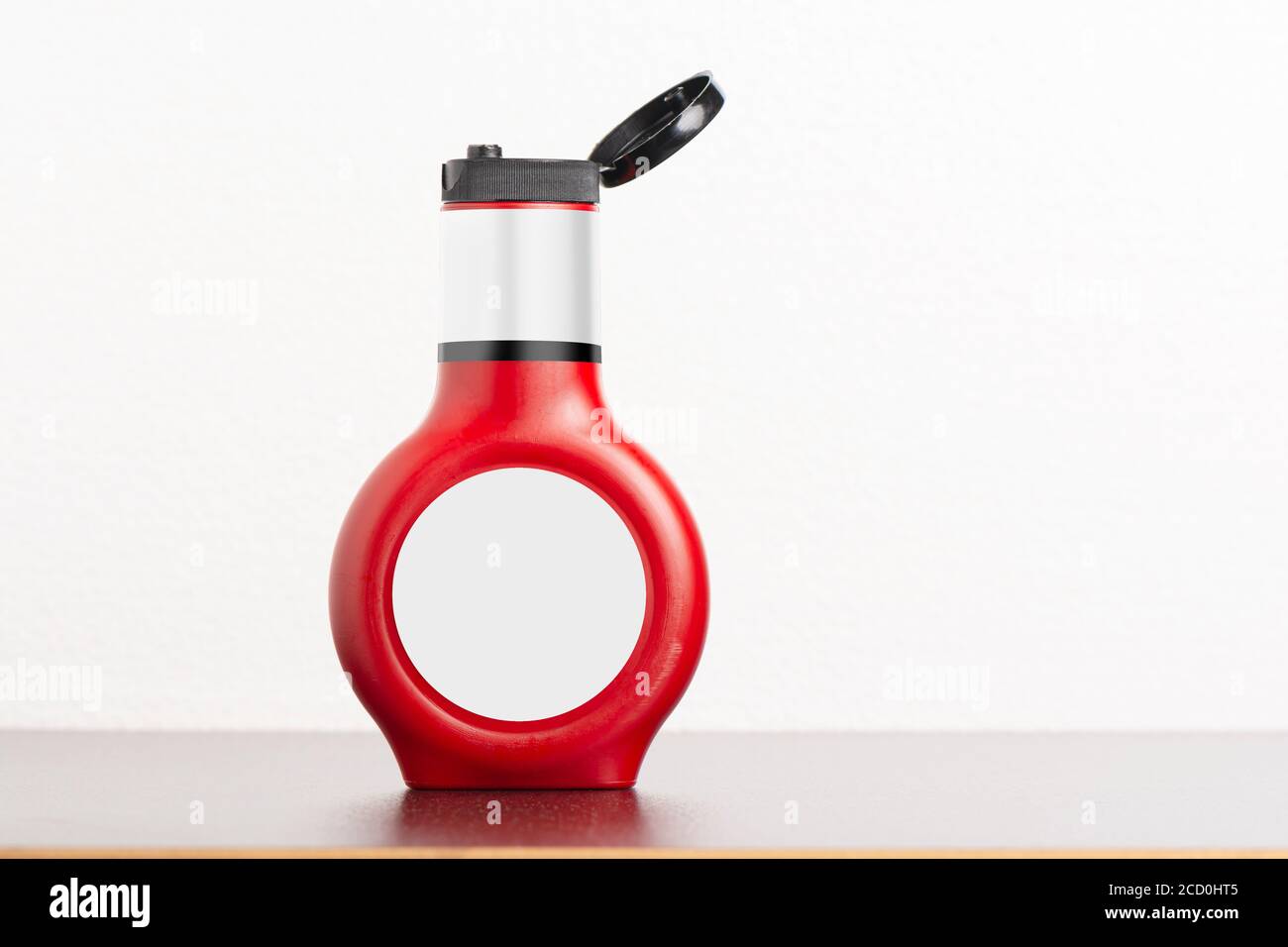 Tomatensauce Flasche mit Kappe auf schwarzem Tisch, bearbeitbare Modell-up-Serie Vorlage bereit für Ihr Design, Auswahl Pfad enthalten. Stockfoto