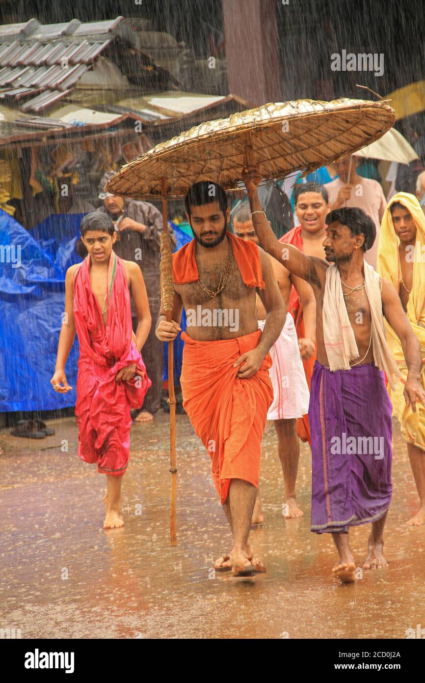 Sri Vishwavallabha Thirtha Swamiji von Sri Sode Vadiraja Mutt ist der Leiter des berühmten Udupi Sri Krishna Tempels, der Gott Krishna gewidmet ist Stockfoto