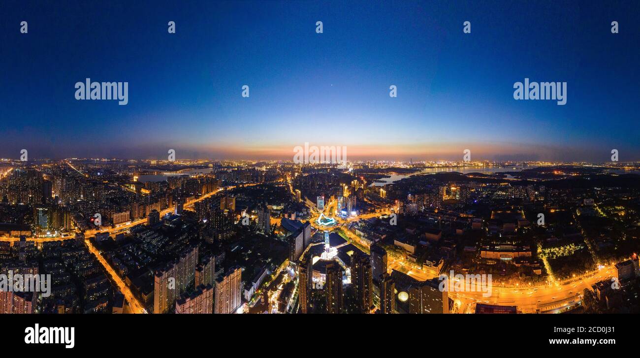 Stadtbild von Optics Valley, Wuhan.Wuhan City in der Nacht.Panorama-Skyline und Gebäude im Finanzviertel. Stockfoto