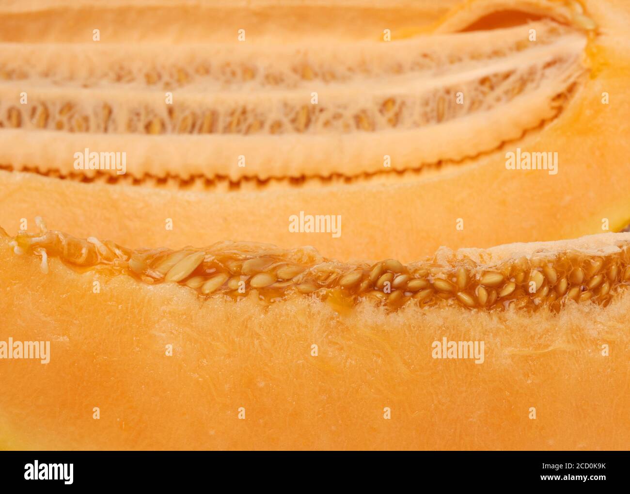 Textur von gelbem reifen Melonenfleisch mit Samen, Nahaufnahme Stockfoto