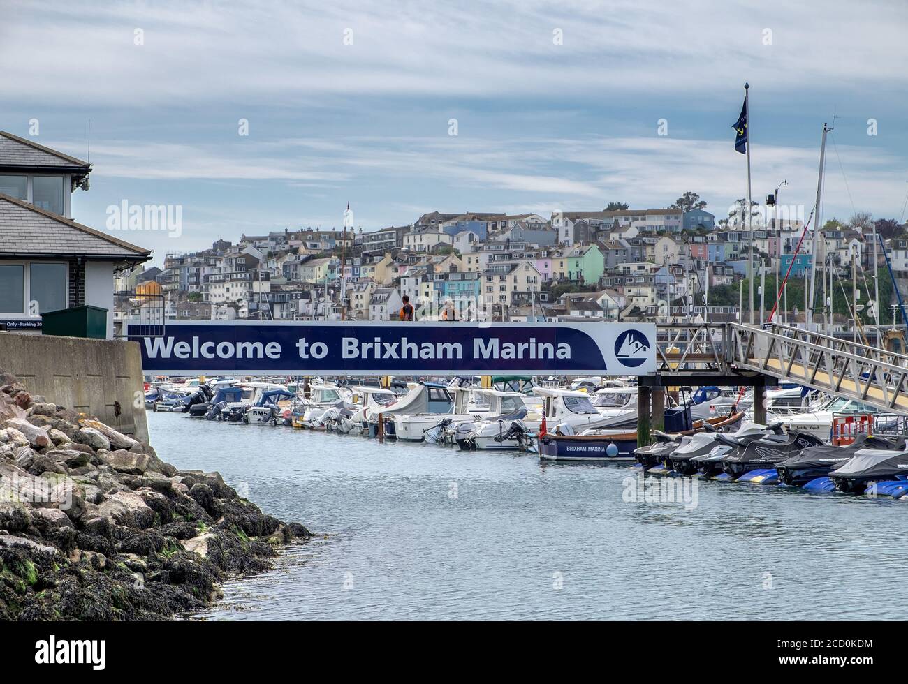 Hafen- und Einfahrtsschild mit Brihxam dahinter, Brixham, Devon, UK Stockfoto