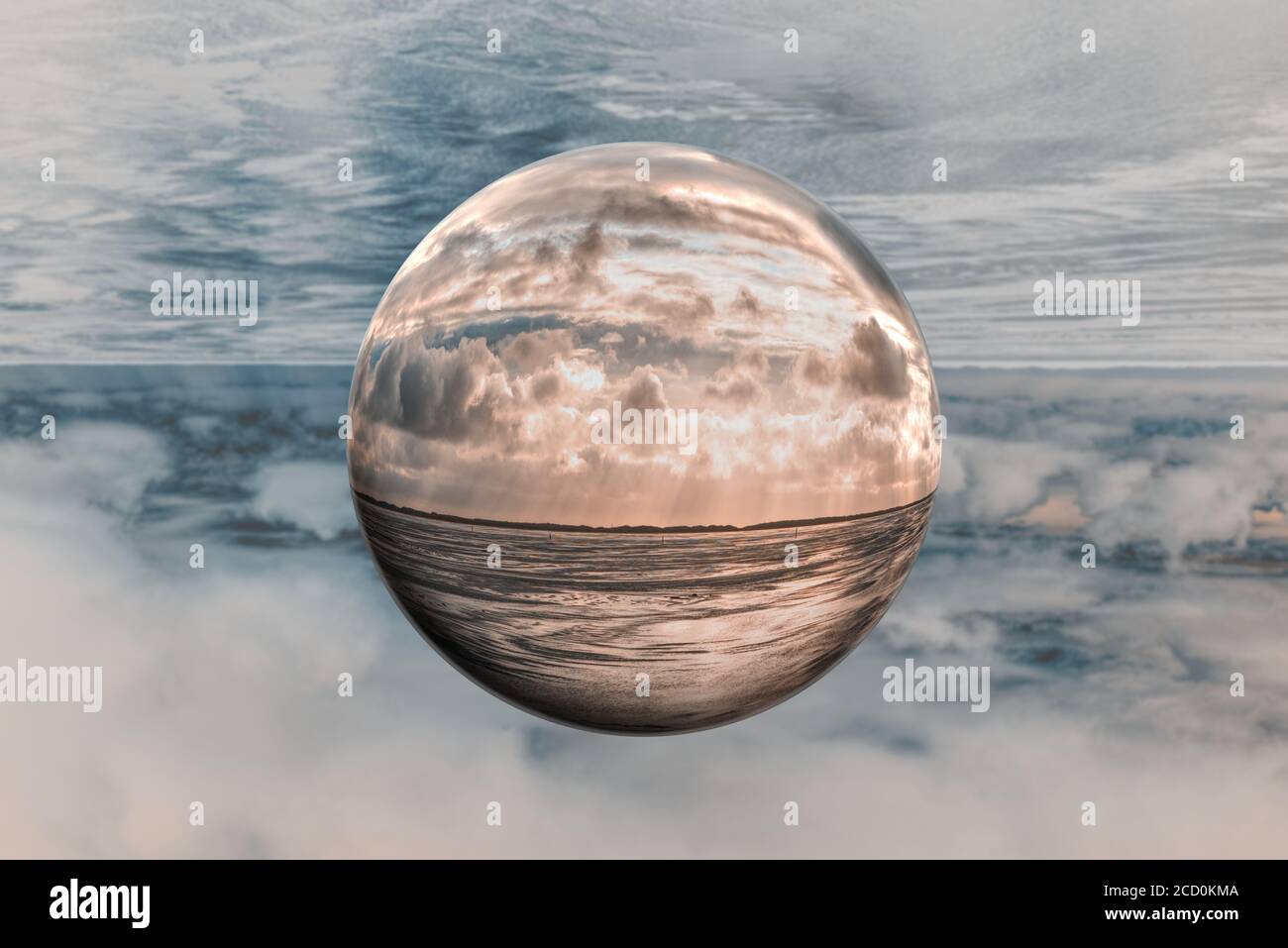Sonnenuntergang über dem Nationalpark Wattenmeer, UNESCO-Weltkulturerbe. Nordsee-Schlammflatten in epischer Dämmerung bei Ebbe. Kreativer Glaskugel-Effekt. Stockfoto