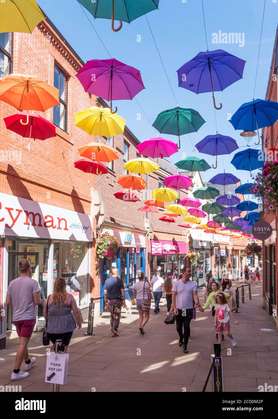 Farbenfrohe Regenschirme oder Sonnenschirme über den Käufern im Prince Bishops Shopping Centre, High Street, Durham City, England, Großbritannien Stockfoto