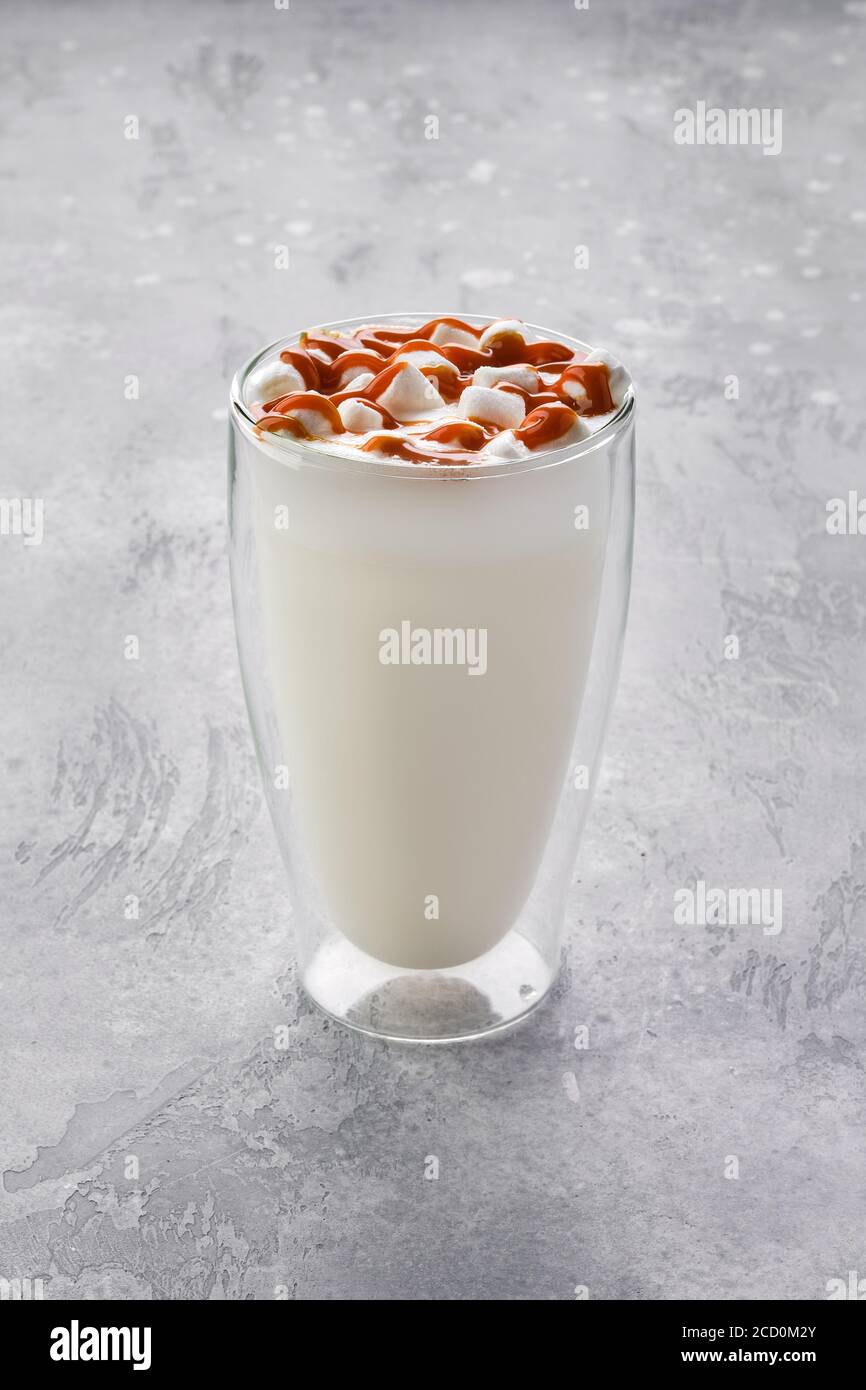 Milchshake mit pflanzengeschlagenem Sahne-Schaum, Marshmallow und Karamell Stockfoto