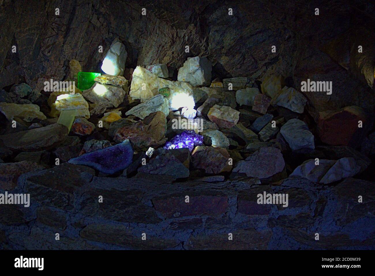 Eine Reihe von Stein und Quarz Sammlung in einem verlassenen Uranmine Stockfoto