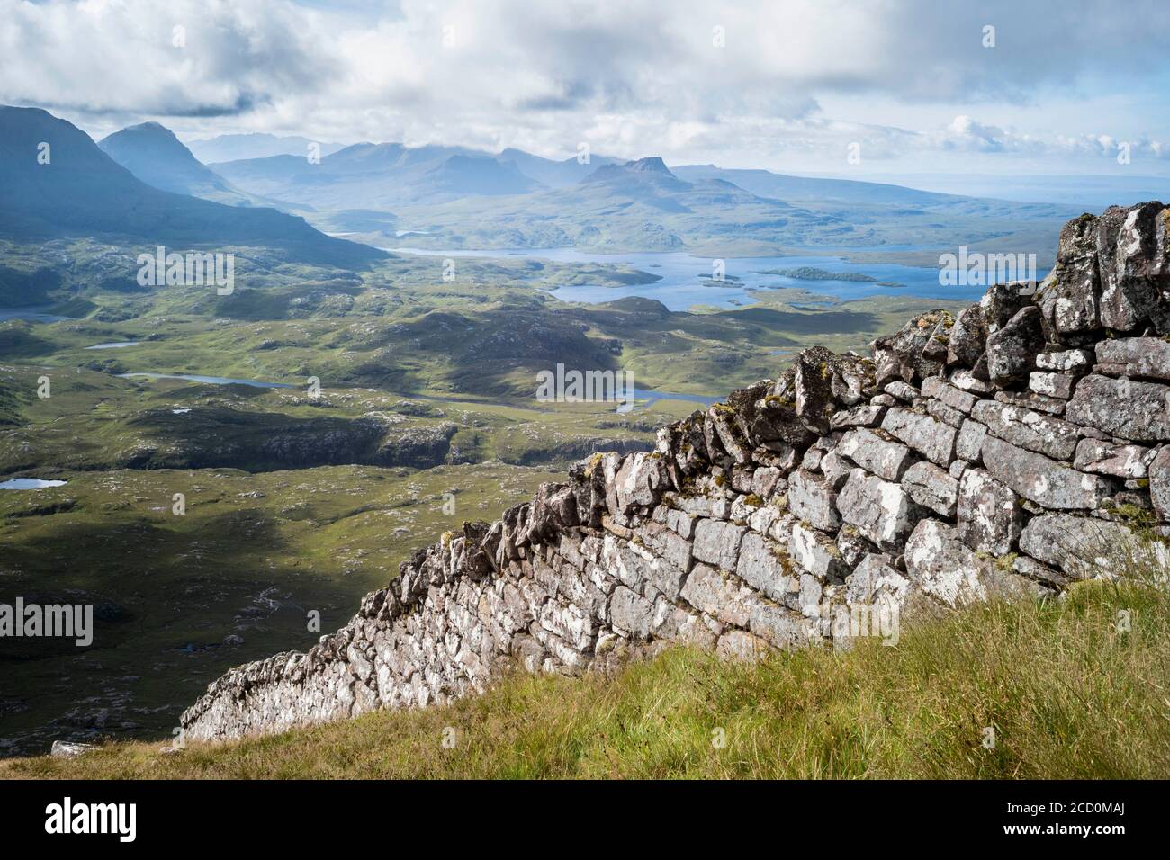 Suilven Berg, Assynt, Schottland, die Wüstenmauer, die den Berg halbiert Stockfoto