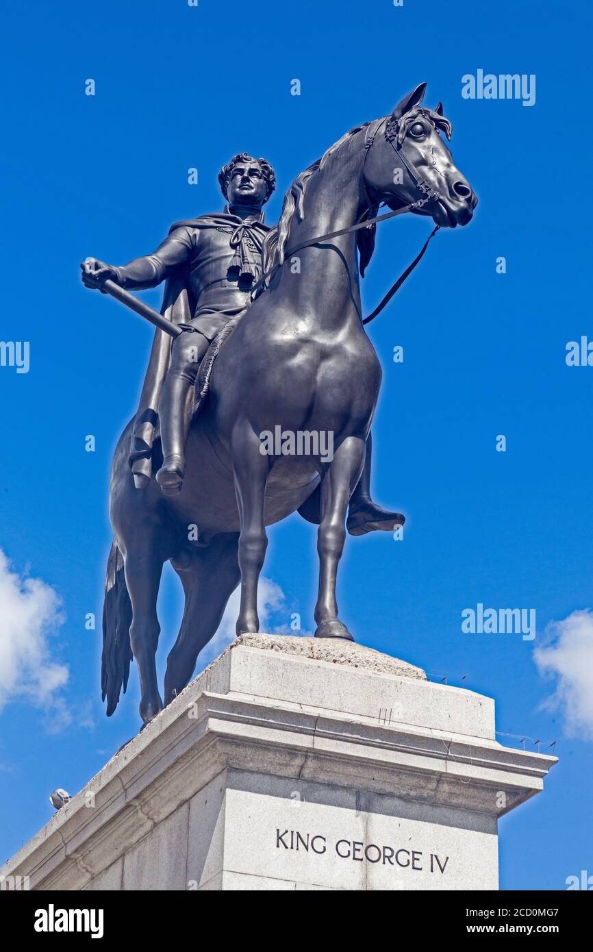 Eine bronzene Reiterstatue von König George IV. Auf dem Londoner Trafalgar Square, installiert 1843. Ursprünglich 1828 gegossen, um auf dem Marble Arch zu sitzen. Stockfoto