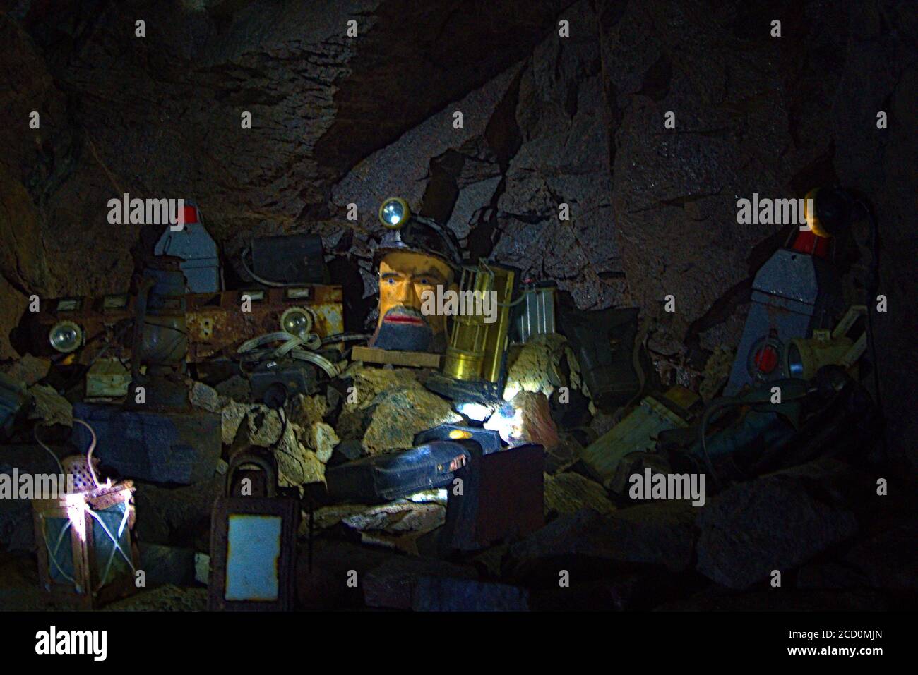 Eine Reihe von Bergleuten Beleuchtung Ausrüstung in einem verlassenen Uran Meine Stockfoto