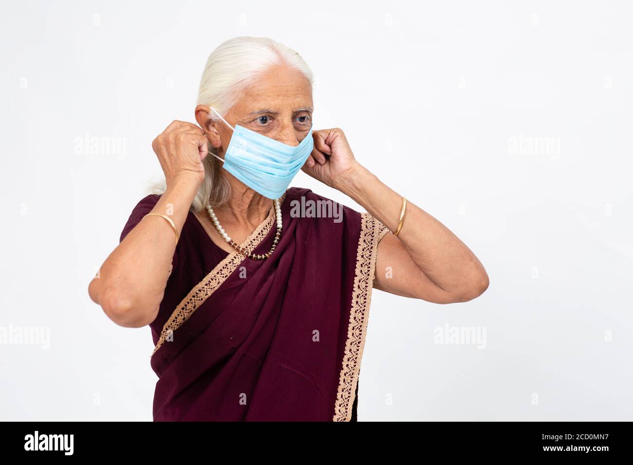 Reife indische Dame trägt Covid-19 Schutzmaske, ältere indische Frau trägt Gesichtsmaske Stockfoto