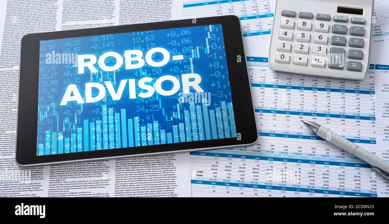 Ein Tablet mit Finanzdokumenten - Robo-Advisor Stockfoto