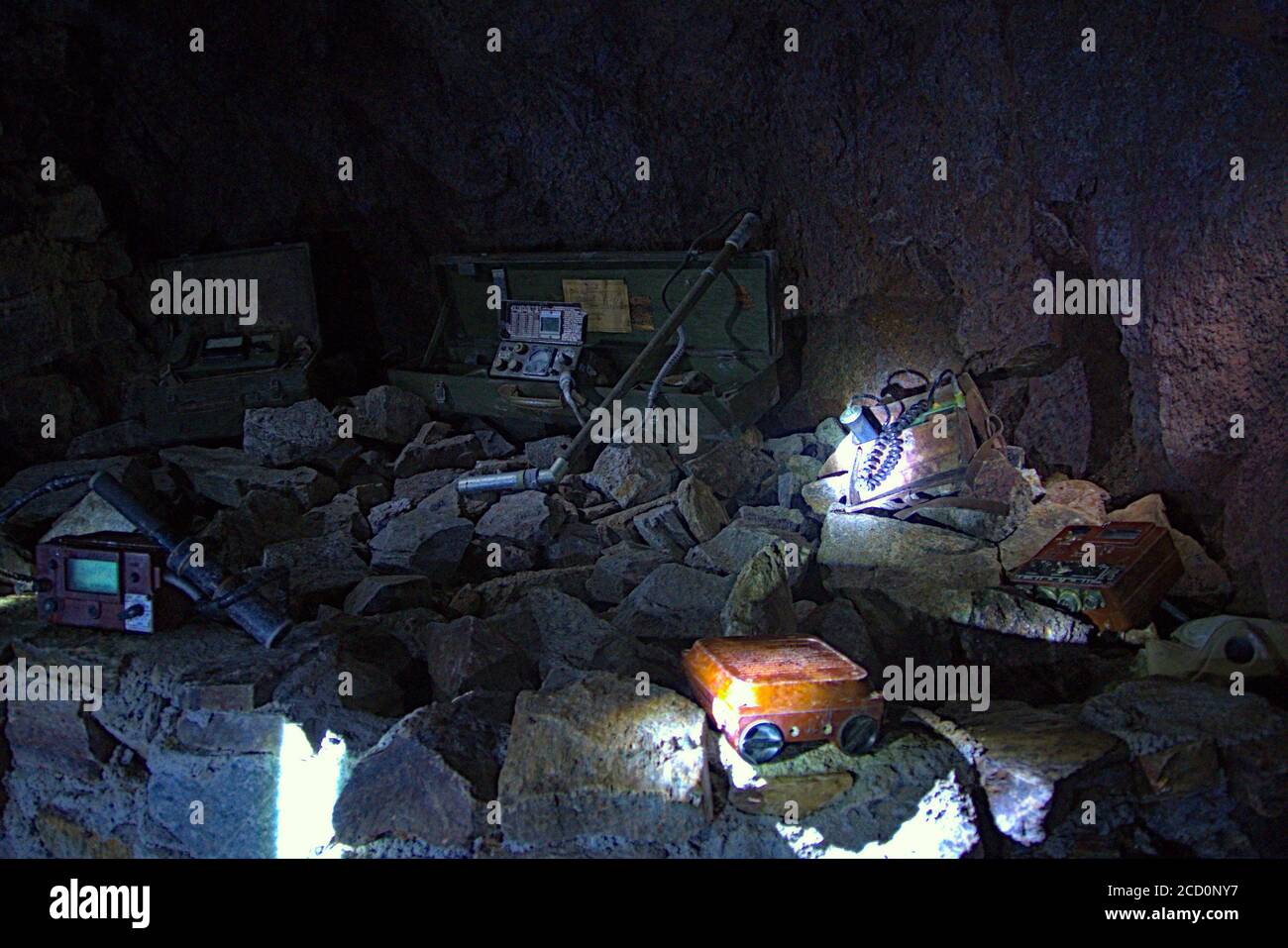 Eine Sammlung von wirklich alten technischen Geräten einschließlich Geigerzähler In einer verlassenen Uranmine Stockfoto