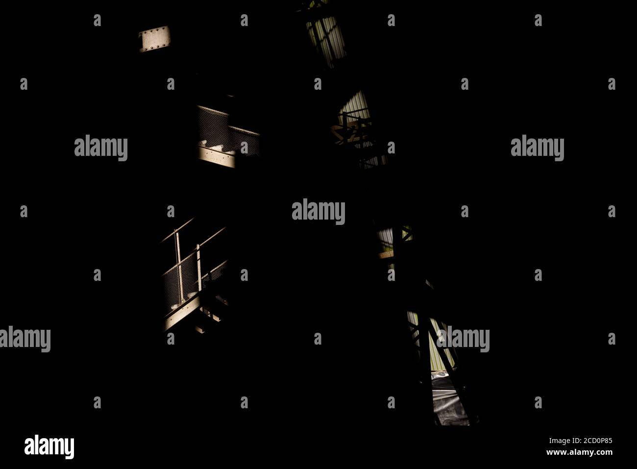 Ein Sonnenstrahl beleuchtet eine Treppe in Shed 2, Cardington Film Studios, Bedfordshire. Cardington Film Studios, ist einer der 2 ersten Welt wa Stockfoto