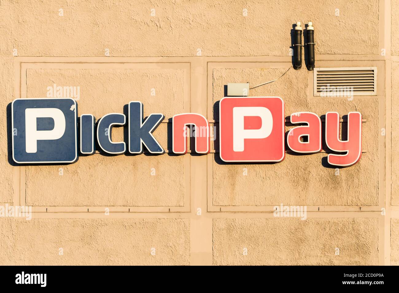 Pick n Pay Name einer Supermarktkette in Süd Afrika an einer Wand Outdoor-Konzept südafrikanischen Einzelhandelsgeschäft Marke und Logo Stockfoto